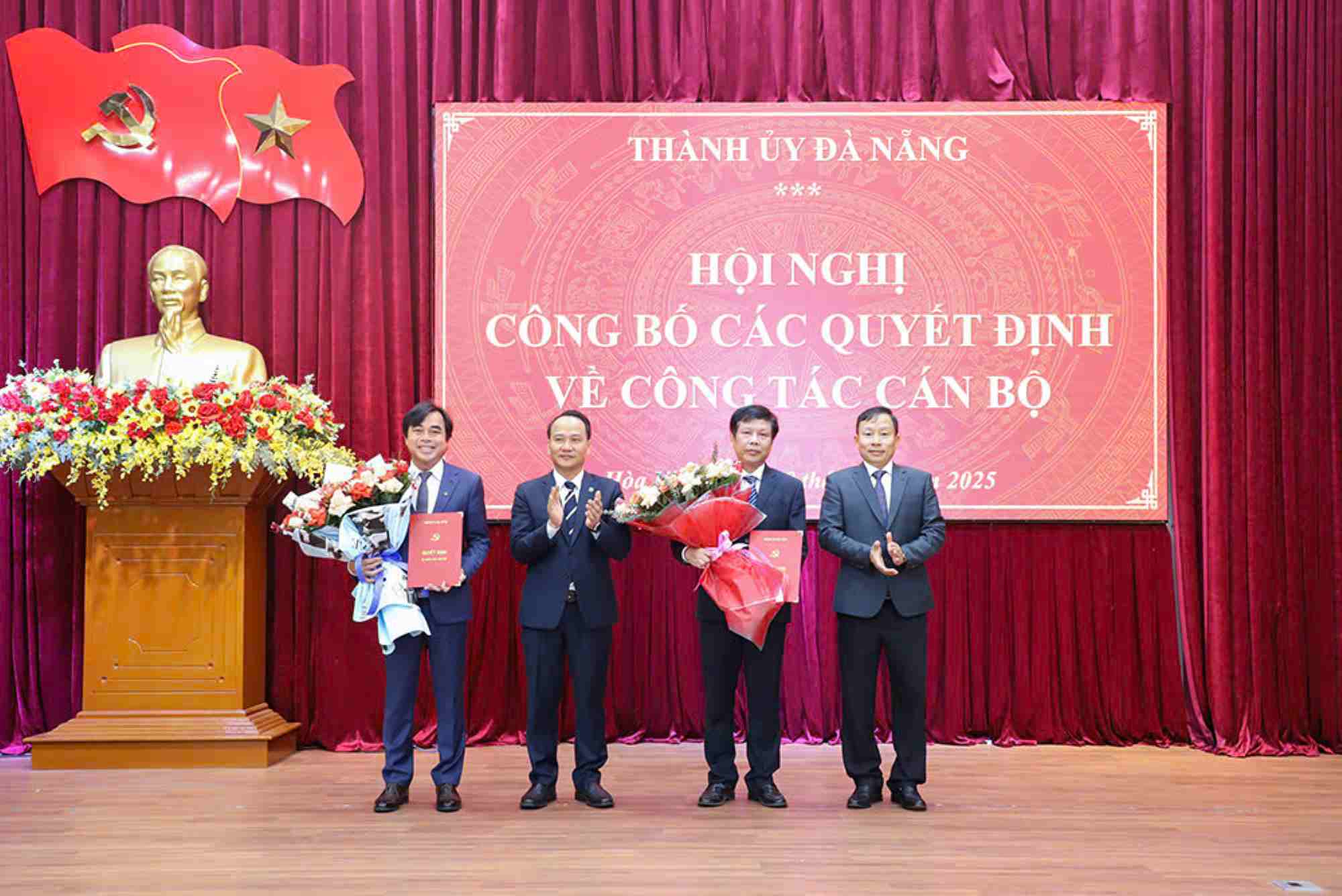 Ong Nguyen Dinh Vinh, Pho Bi thu Thuong truc Thanh uy Da Nang (thu hai tu trai sang) trao quyet dinh cho ong Bui Hong Trung (thu hai tu phai sang) va ong To Van Hung (ngoai cung ben trai). Anh: Ha Phan 