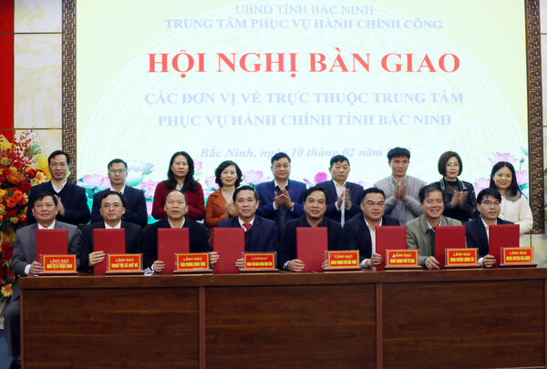 The conference handed over units to the Center for Public Administration in Bac Ninh Province. Photo: Dang Hoa