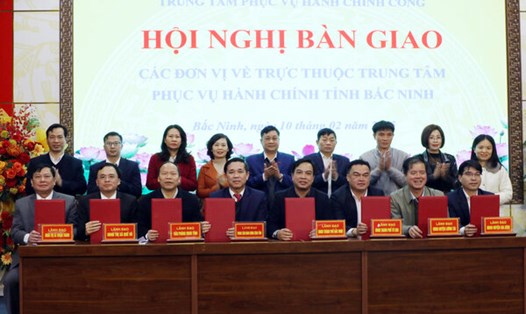 Hội nghị bàn giao các đơn vị về trực thuộc Trung tâm Phục vụ hành chính công tỉnh Bắc Ninh. Ảnh: Đăng Hòa