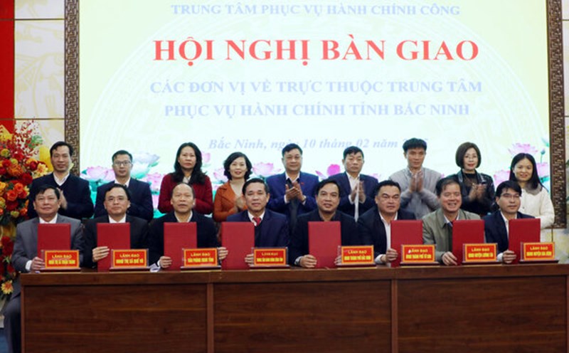 The conference handed over units to the Center for Public Administration in Bac Ninh Province. Photo: Dang Hoa