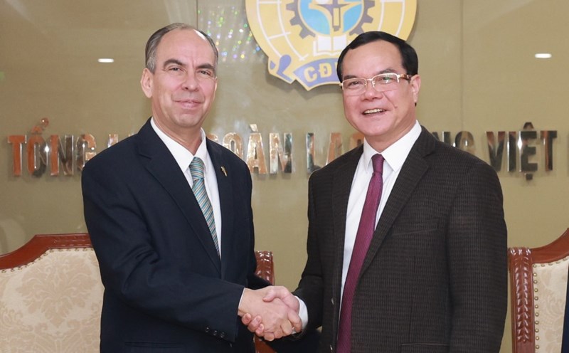 Chairman of the Vietnam General Confederation of Labor Nguyen Dinh Khang given the Ambassador Extraordinary and Plenipotentiary of the Republic of Cuba in Vietnam Rogelio Polanco Fuentes. Photo: Hai Nguyen