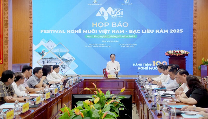 Chairman of Bac Lieu Provincial People's Committee provided information related to Vietnam - Bac Lieu Salt Craft Festival in 2025 at the press conference. Photo: Nhat Ho
