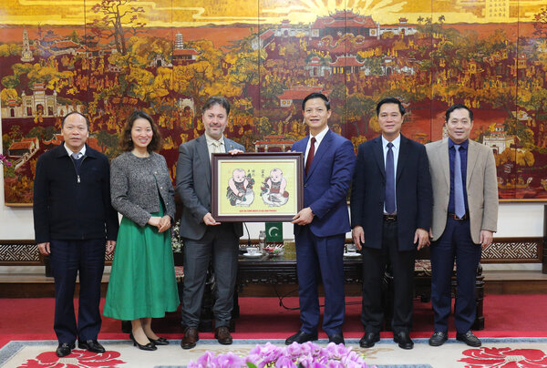 President of Bac Ninh province, Tuan Kingdom, donated Dong Ho folk painting to Mr. Kohdayar Marri, Ambassador Extraordinary and Plenipotentiary Pakistan in Vietnam. Photo: Dang Hoa