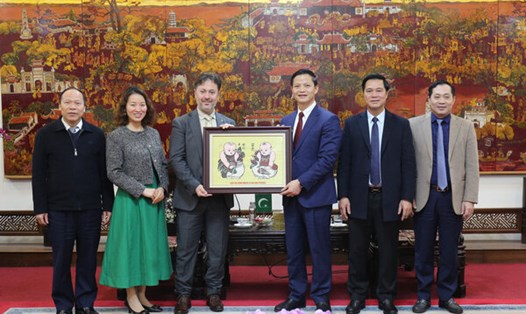 Chủ tịch tỉnh Bắc Ninh Vương Quốc Tuấn tặng Tranh dân gian Đông Hồ cho ông Kohdayar Marri, Đại sứ đặc mệnh toàn quyền Pakistan tại Việt Nam. Ảnh: Đăng Hòa