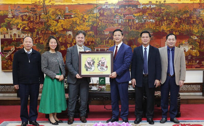 President of Bac Ninh province, Tuan Kingdom, donated Dong Ho folk painting to Mr. Kohdayar Marri, Ambassador Extraordinary and Plenipotentiary Pakistan in Vietnam. Photo: Dang Hoa