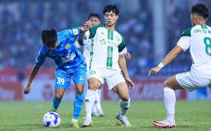 Binh Phuoc Club (blue and white) ranked second in the national first division rankings after round 8. Photo: BPFC