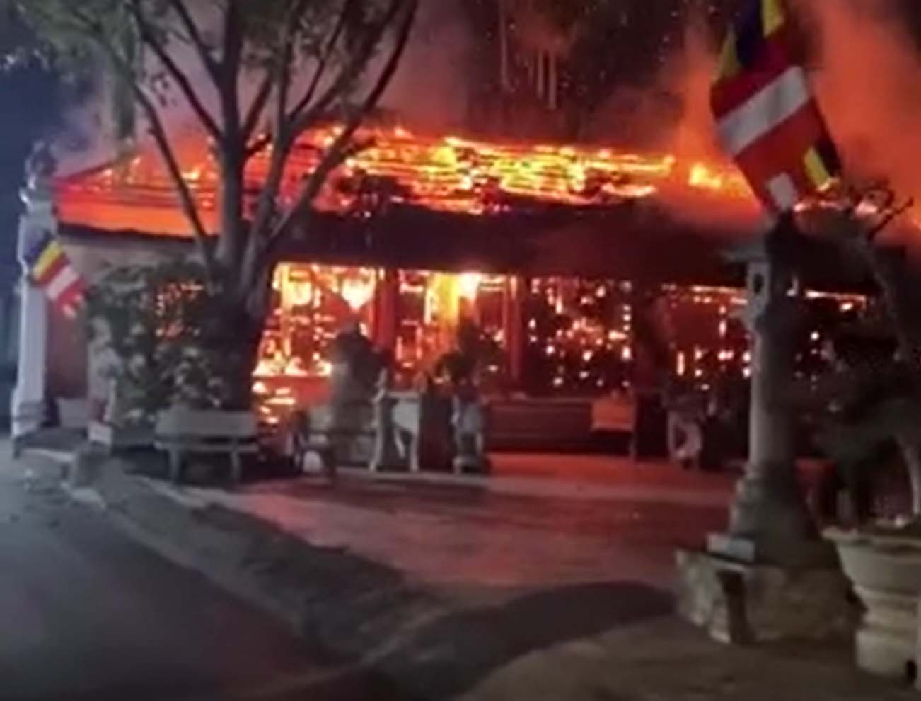 The scene of the pagoda fire in Bac Giang dawn 10.2. Photo: Cut from the clip