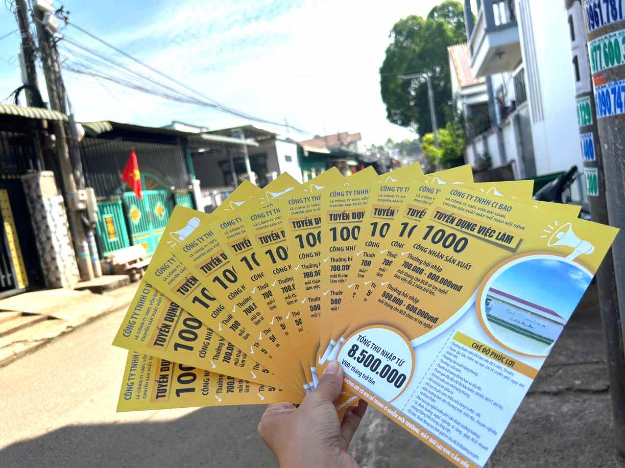 Shoe Company in Dong Nai distributes leaflets to recruit 1,000 unskilled workers. Photo: CI BAO CO., LTD