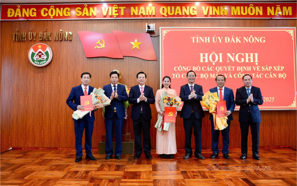 The Dak Nong Provincial Party Committee Standing Committee presented flowers and congratulated the personnel who received the decision on the transfer, assignment and appointment of cadres. Photo: Daknong.gov.vn