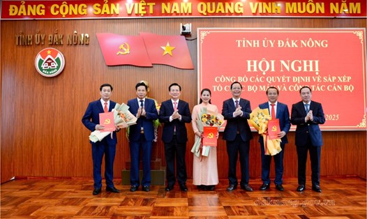 Tập thể Thường trực Tỉnh ủy Đắk Nông  tặng hoa, chúc mừng các nhân sự nhận quyết định về việc điều động, phân công, bổ nhiệm cán bộ. Ảnh: daknong.gov.vn