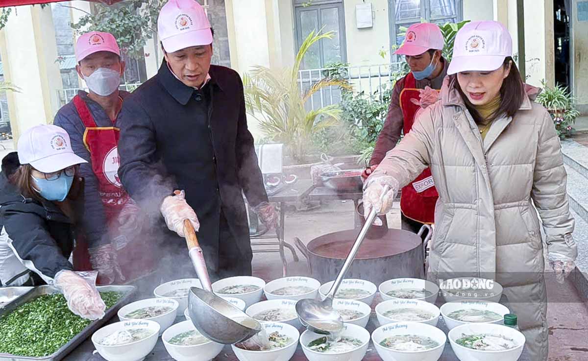 Ong Le Khanh Hoa - Bi thu Huyen uy Nam Po (ao den) truc tiep tham gia phuc vu nhung bat pho mien phu cho cac em hoc sinh tai Truong THCS va Tieu hoc Nam Nhu.