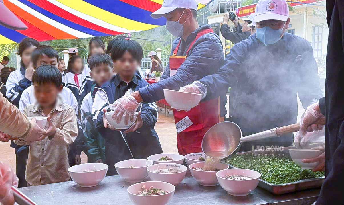 Children in the mountainous border area of Nam Po are distributed bowls of 0 dong. Photo: Van Thanh Chuong