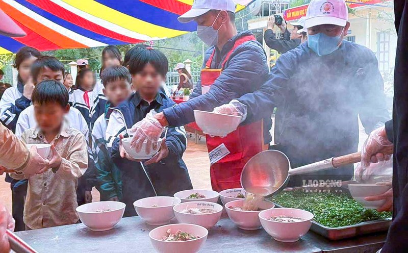 Children in the mountainous border area of Nam Po are distributed bowls of 0 dong. Photo: Van Thanh Chuong
