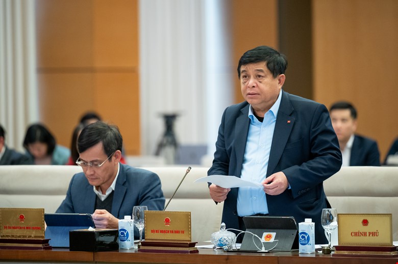 According to the Minister of Planning and Investment Nguyen Chi Dung, the Government submitted to the National Assembly for consideration and comments on adjusting the growth rate of gross domestic product (GDP) to 8% or more. Photo: quochoi.vn