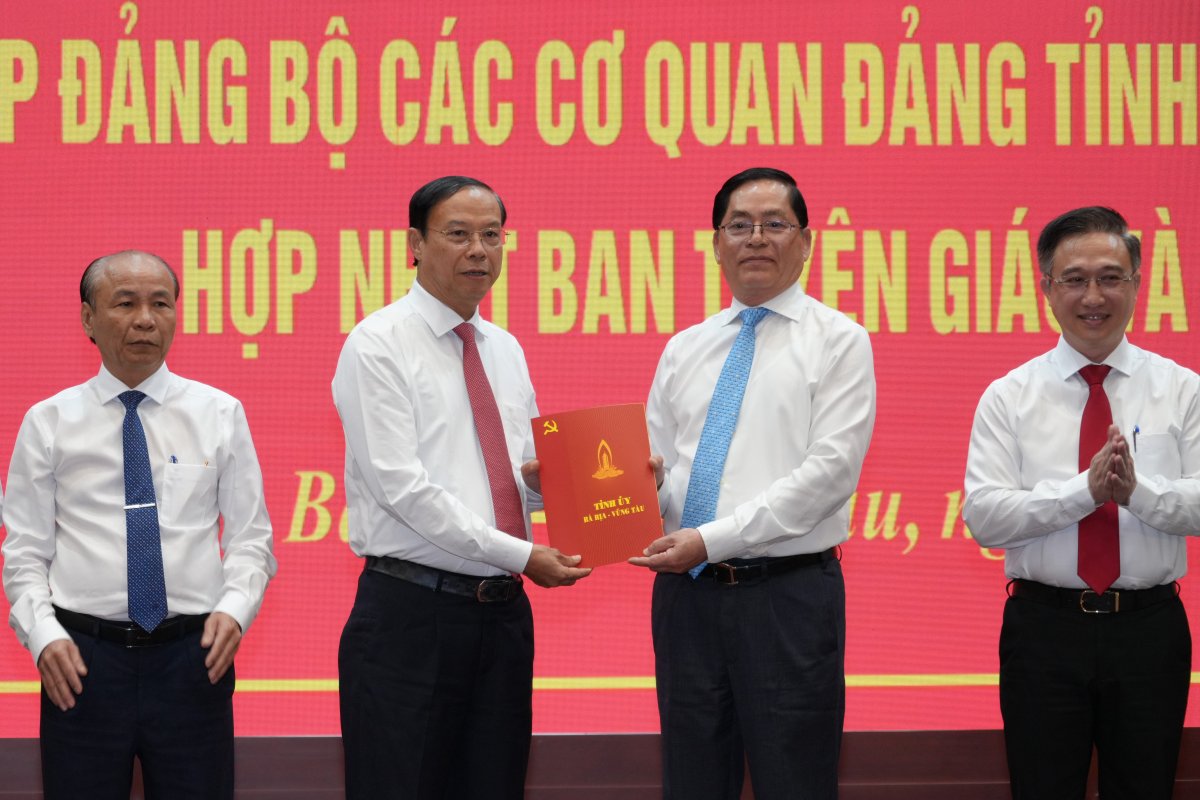After awarding the establishment decision, appointing the Executive Committee of the Provincial People's Committee, Mr. Pham Viet Thanh (second from the right) has informed about some officials who have applied for early retirement. Photo: Thanh An