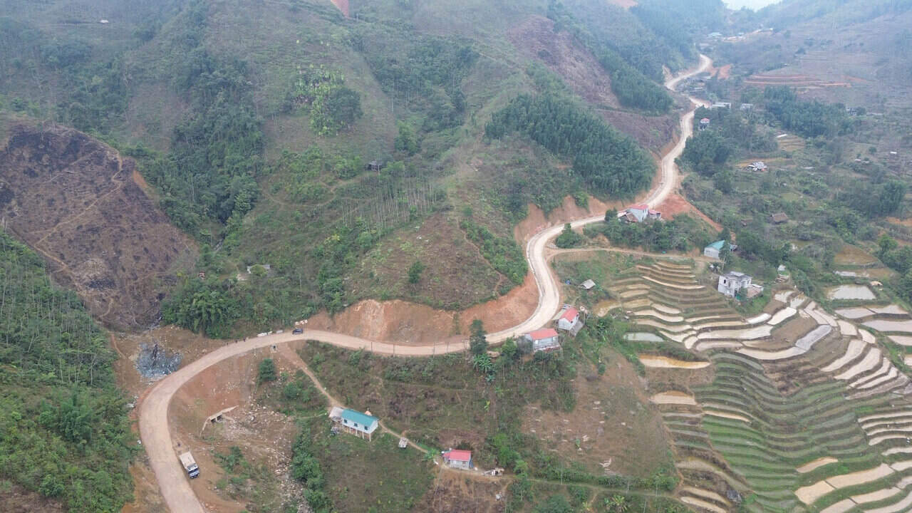 The project to renovate and repair the district road (DH.34) from the Enh intersection in Tan Minh commune to Yen Hoa commune, Da Bac district, Hoa Binh province with a total investment of 105 billion VND. Photo: Dang Tinh