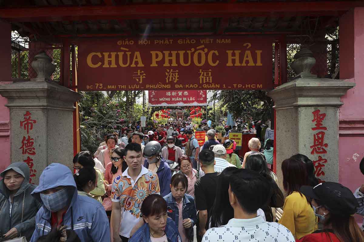 People and tourists come to Ngoc Hoang Pagoda (District 1, Ho Chi Minh City). Photo: Anh Tu