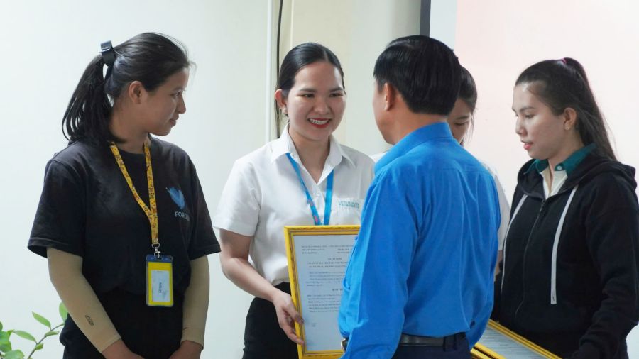 Workers are excited when they are admitted to Vietnam Trade Union organization. Photo: Yen Phuong