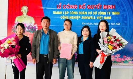 LĐLĐ tỉnh Yên Bái trao quyết định thành lập CĐCS Công ty TNHH Công nghiệp Sunwell Việt Nam. Ảnh: Bảo Nguyên