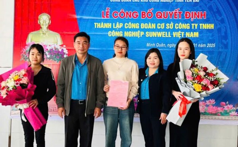 The Labor Federation of Yen Bai province awarded the decision to establish the grassroots College of Sunwell Vietnam Industrial Co., Ltd. Photo: Bao Nguyen