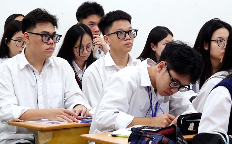 Candidates expect the official enrollment regulations from the Ministry of Education and Training. Photo: Trang Ha