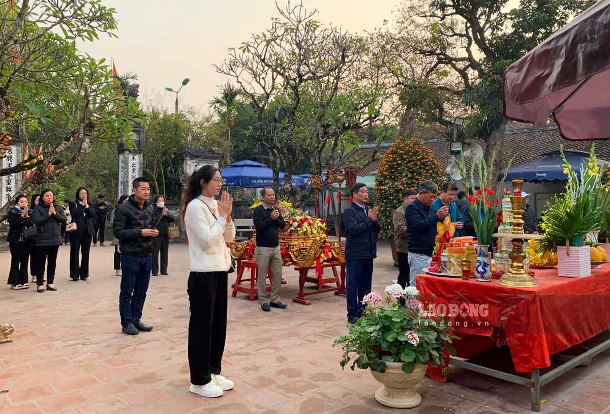 Nguoi dan di le Den Tran Nam Dinh truoc Khai an. Anh: Ha Vi