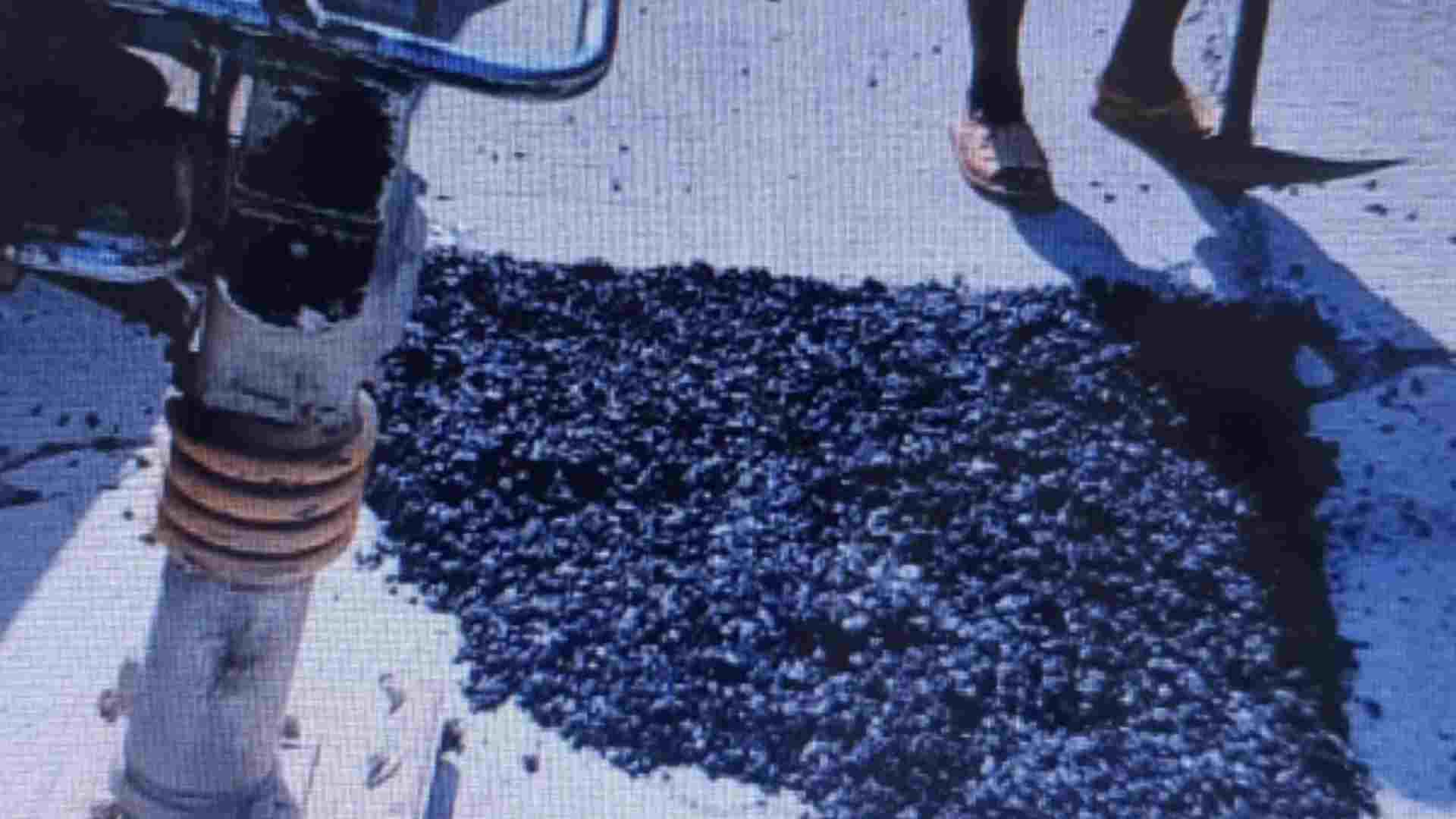 Temporarily repair hot asphalt road surface on Ho Chi Minh road. Photo: Ministry of Transport