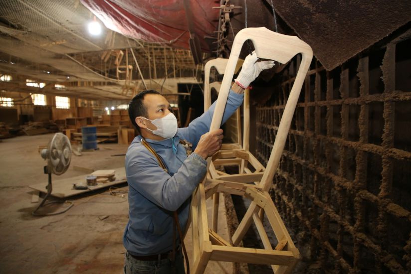Mr. Le Van Binh with his own initiatives helped businesses save a lot of costs. Photo: Cong Sang