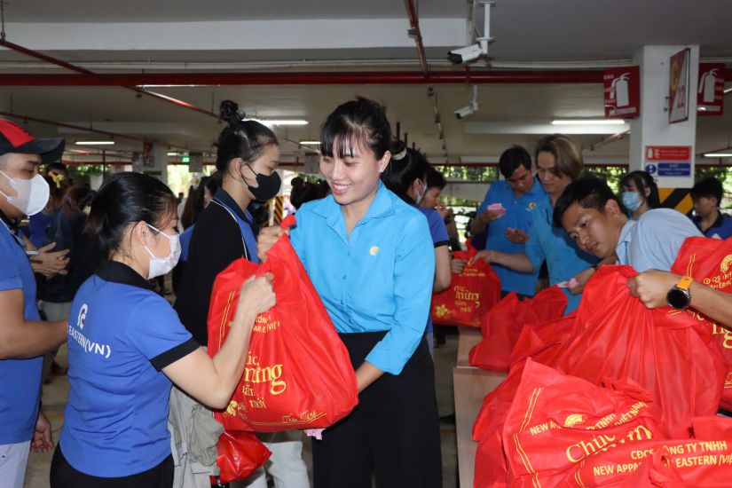 Ms. Nguyen Thi Mai Chi gave Tet gifts to workers. Photo: Character provided