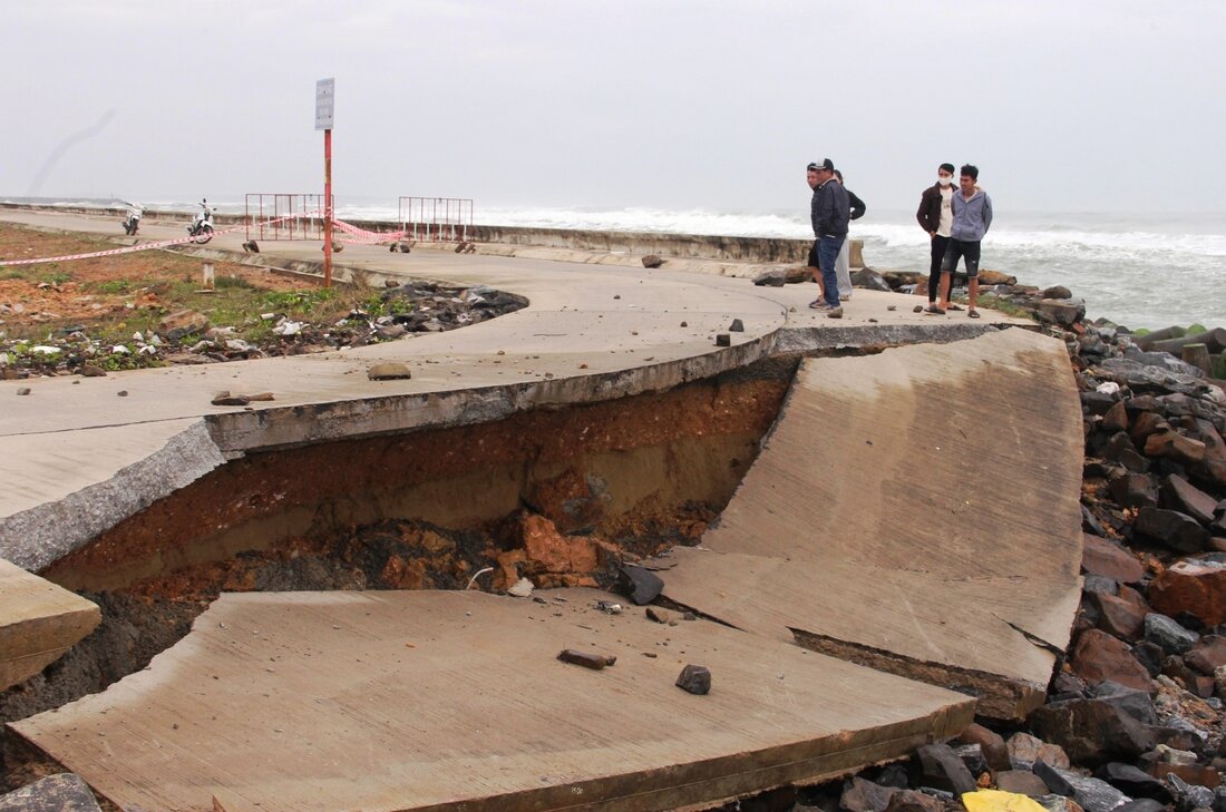 Dozens of meters of embankment against landslides in An Phu commune, Quang Ngai city were collapsed by large waves. Photo: My Hoa.