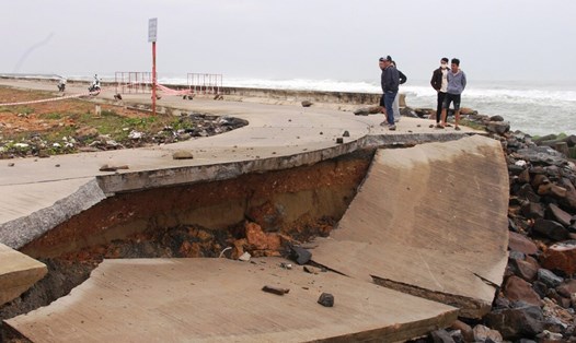Hàng chục mét bờ kè chống sạt lở ở xã An Phú, TP Quảng Ngãi bị sóng lớn đánh sập. Ảnh: Mỹ Hoa.