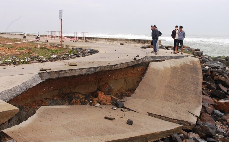 Dozens of meters of embankment against landslides in An Phu commune, Quang Ngai city were collapsed by large waves. Photo: My Hoa.