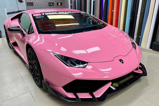 Siêu xe Lamborghini Huracan màu hồng gây chú ý ở TPHCM