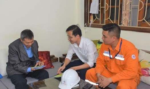 Tuyên truyền tiết kiệm điện đến các hộ gia đình trên địa bàn TP Hà Nội. Ảnh: EVNHANOI