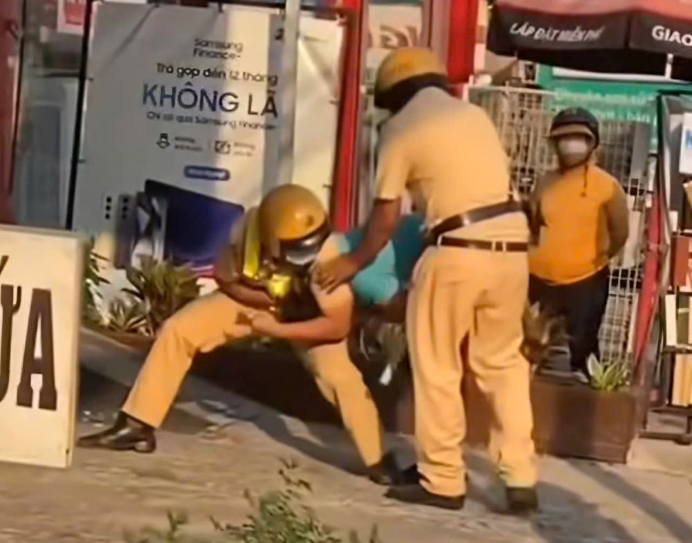 Hình ảnh CSGT khống chế người vi phạm ở TPHCM. Ảnh: Cắt video
