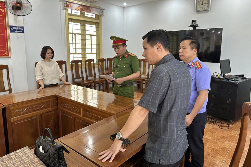 Khởi tố, bắt tạm giam Đinh Thị Hải Lý - Phó trưởng phòng kế hoạch tài chính - thiết bị, Trường cao đẳng Lào Cai kiêm phụ trách kế toán Trung tâm Đào tạo và sát hạch lái xe cơ giới đường bộ. Ảnh: Thanh Tuấn 