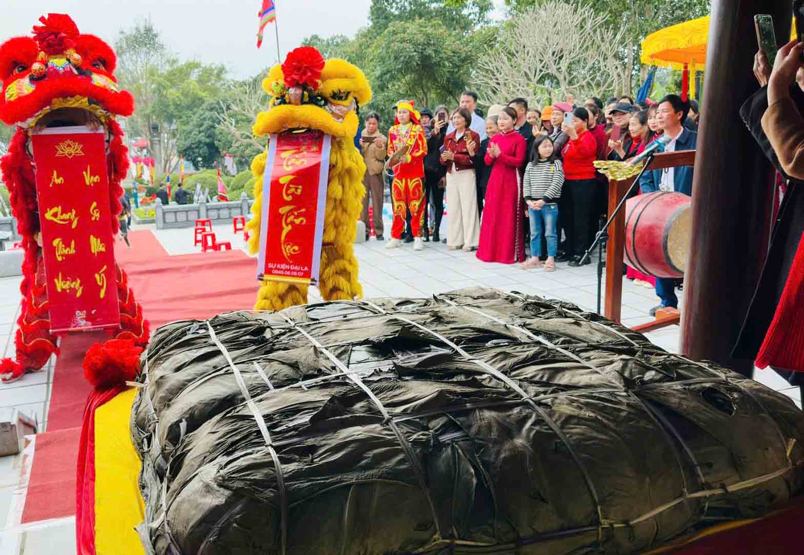 The 300kg banh chung was sacrificed at the 234th anniversary of the great name of Hai Thuong Lan Ong. Photo: Huong Son.
