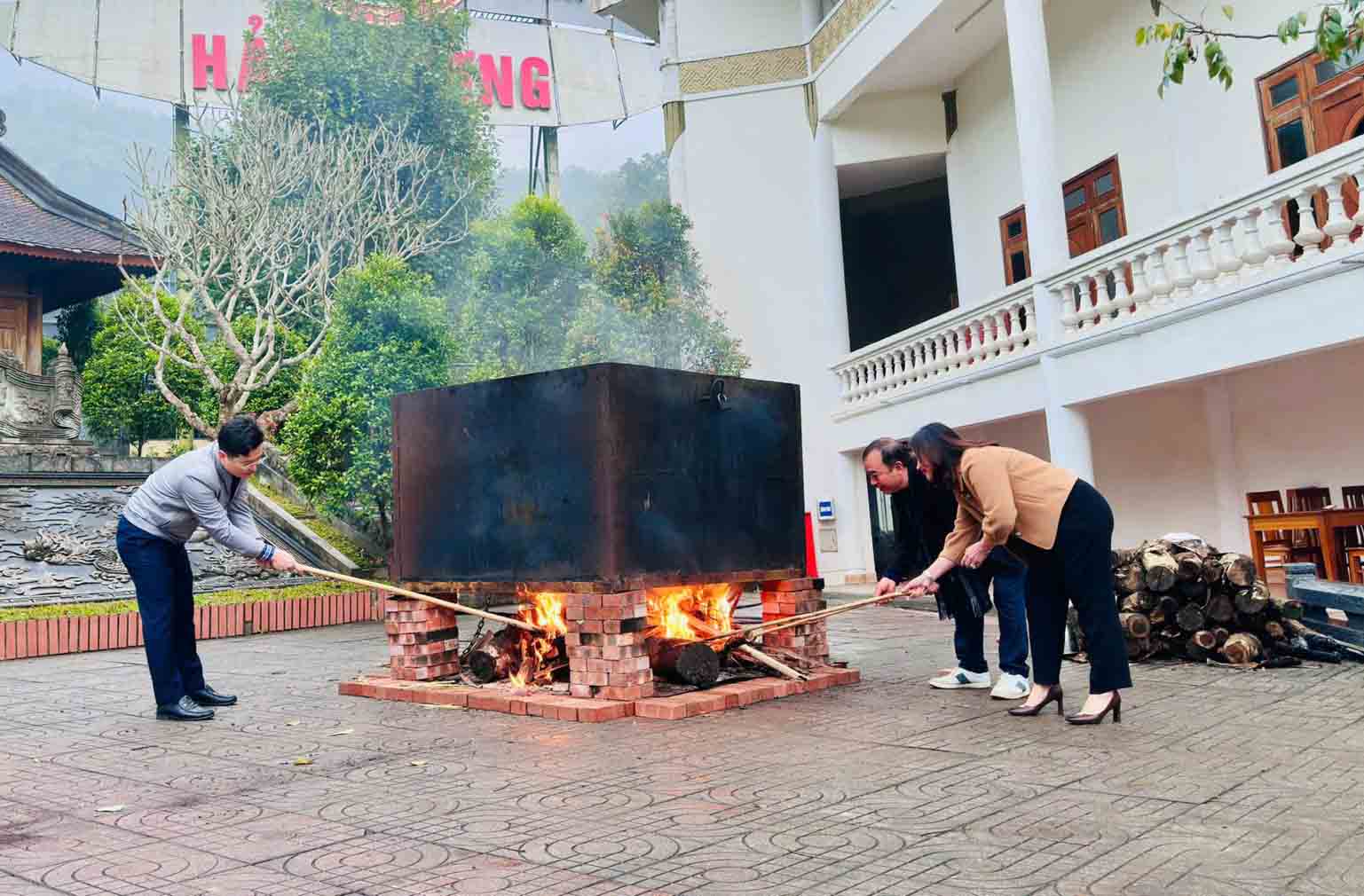 Nau chiec banh chung 300kg trong chiec noi lon. Anh: Huong Son.