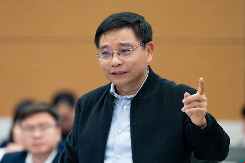 Minister of Finance Nguyen Van Thang presented a report on investment plan supplemented with the charter capital of the period 2024 - 2026 of the parent company - VEC. Photo: quochoi.vn.