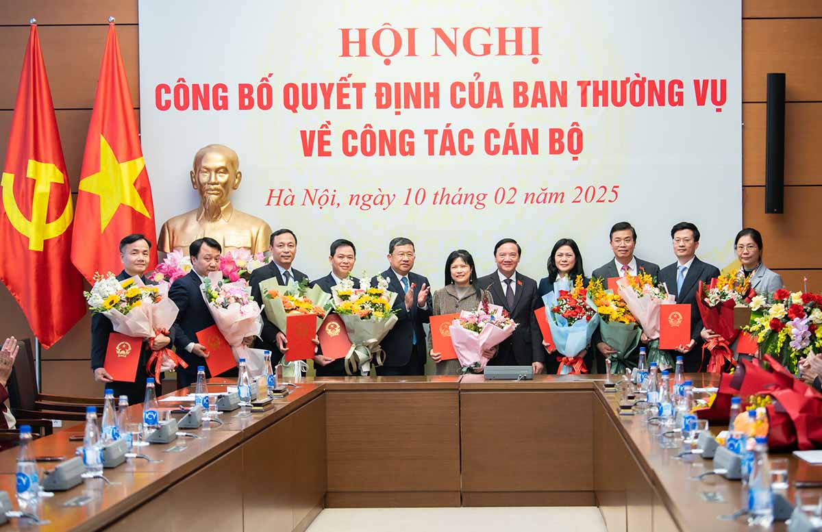 National Assembly Vice Chairman Nguyen Khac Dinh handed over the decision and gave flowers at the Conference to announce the decision of the Standing Committee of the National Assembly Party Committee on cadre work. Photo: quochoi.vn
