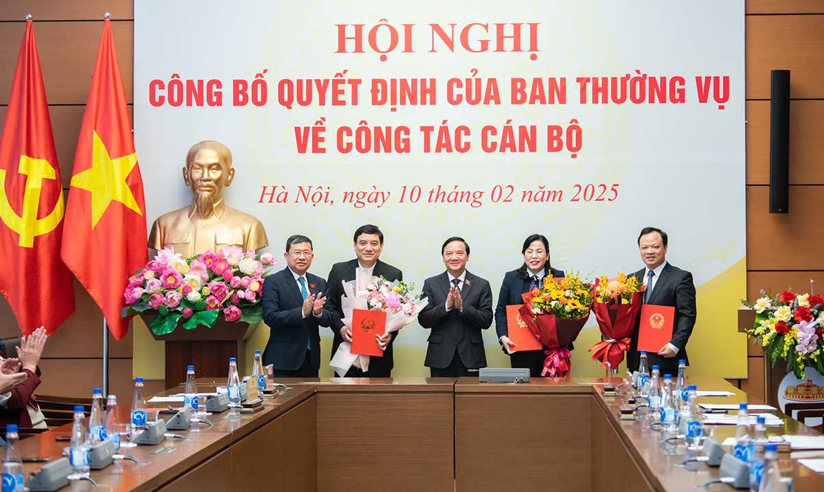 Pho Chu tich Quoc hoi Nguyen Khac Dinh trao quyet dinh va tang hoa cac can bo duoc phan cong, dieu dong, bo nhiem lanh dao cac co quan tham muu, giup viec Dang uy Quoc hoi. Anh: Quochoi.vn.