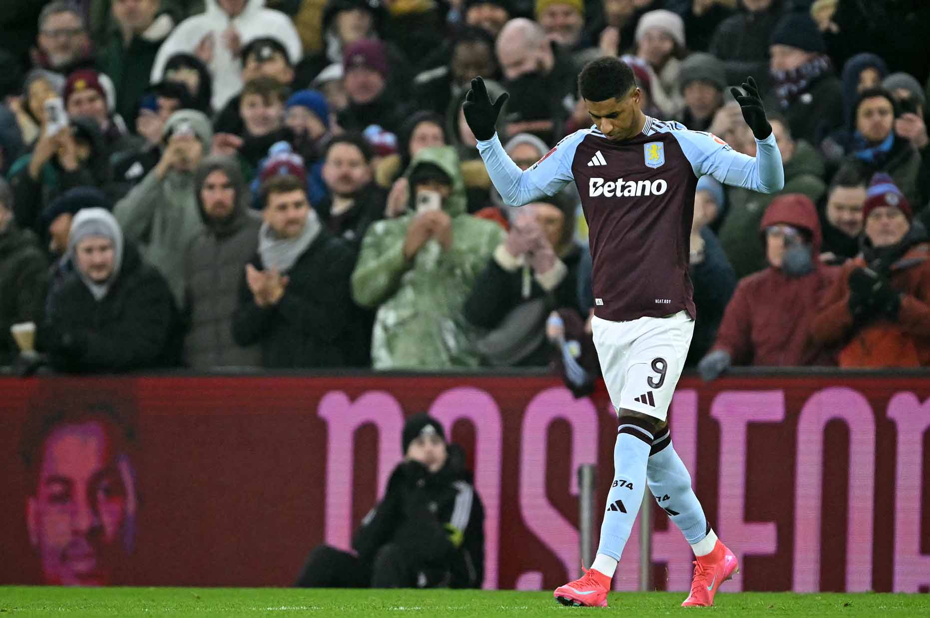 Rashford cam nhan rat ro tinh cam cua cac co dong vien Aston Villa. Anh: AFP