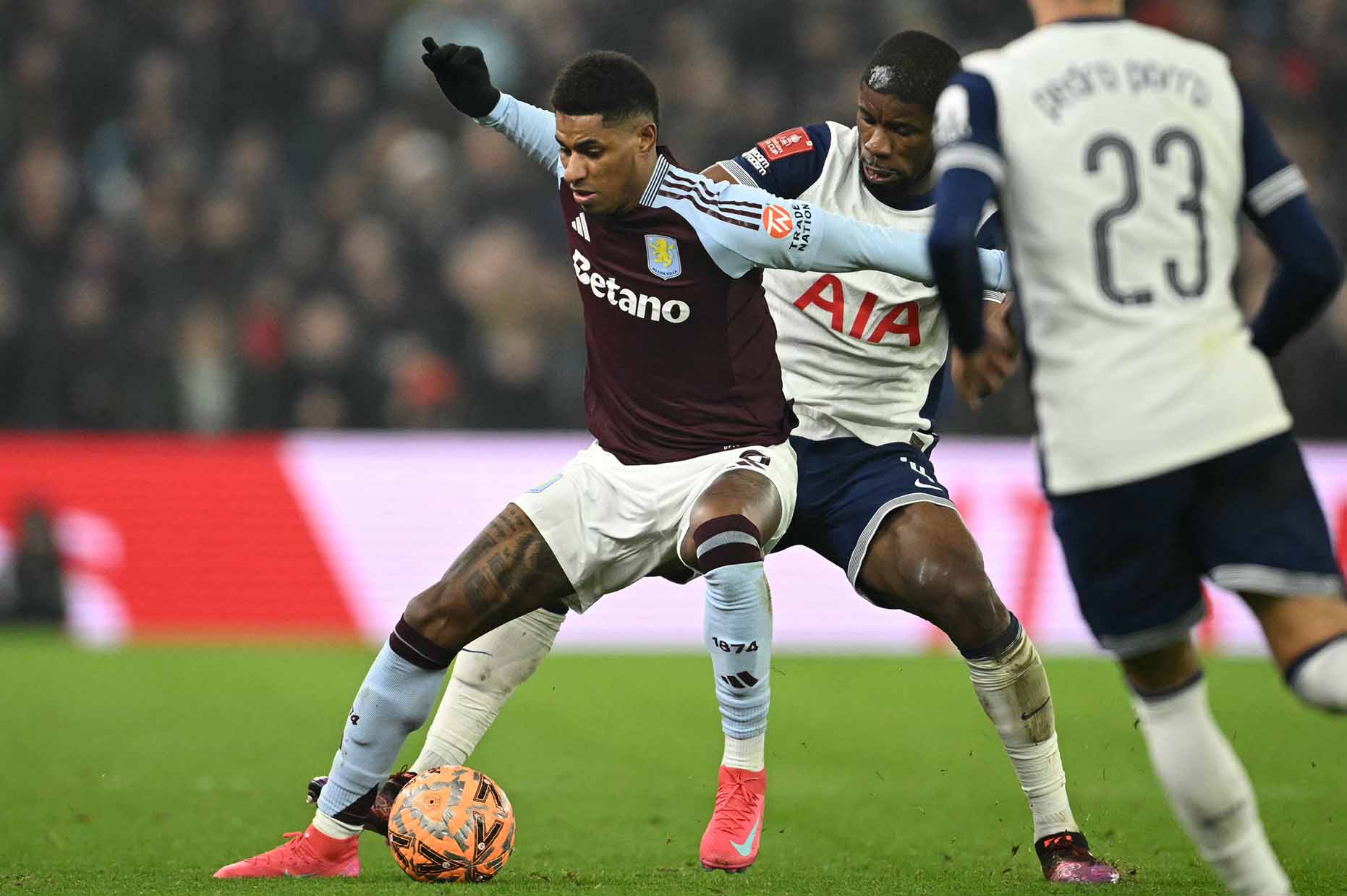 Marcus Rashford dang hoc cach da moi tai Aston Villa. Anh: AFP