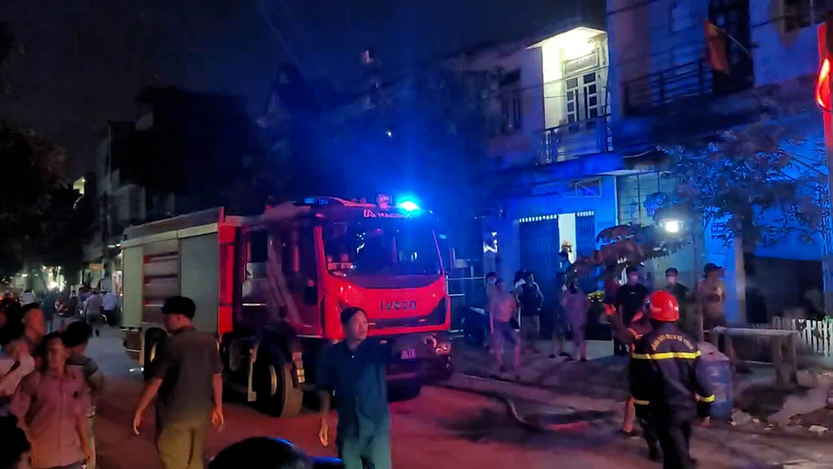 Fire in Binh Duong in the night, many people panicked. Photo: Dinh Trong
