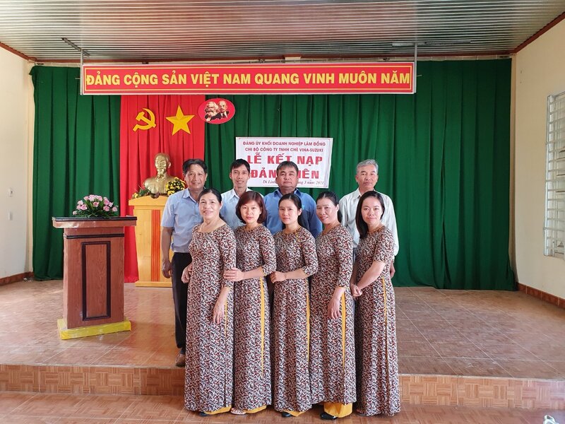 Mr. Nguyen Dinh Luan (left cover) is always enthusiastic, dedicated to fulfilling the task and supporting workers to strive for the Party. Photo: Hong Ha