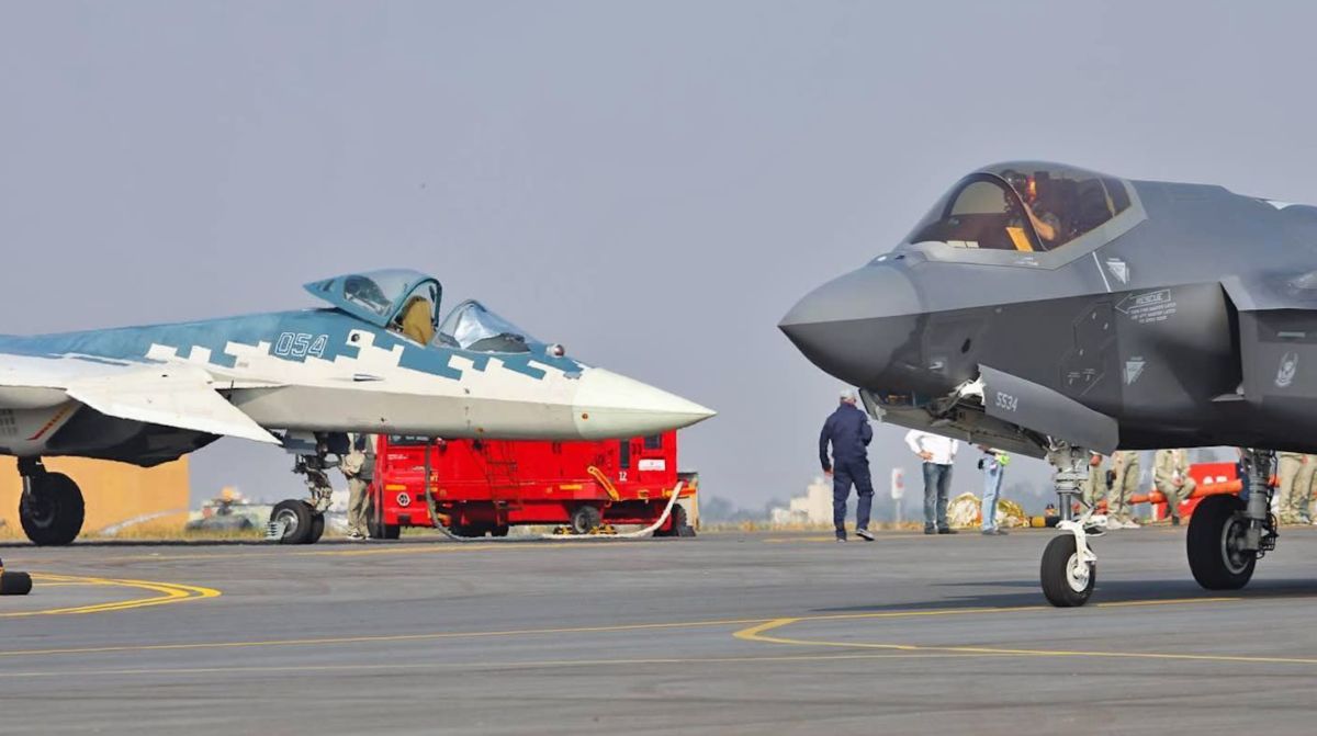 Russia's Su-57 (left) and F-35 of the US (right) appeared in the aviation exhibition in India on February 20. Photo: Ministry of Defense India