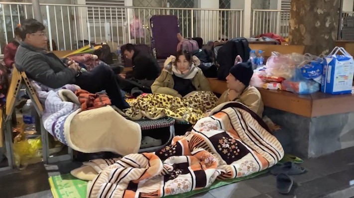 Pity the scene of the patient lying on a tree in the cold night