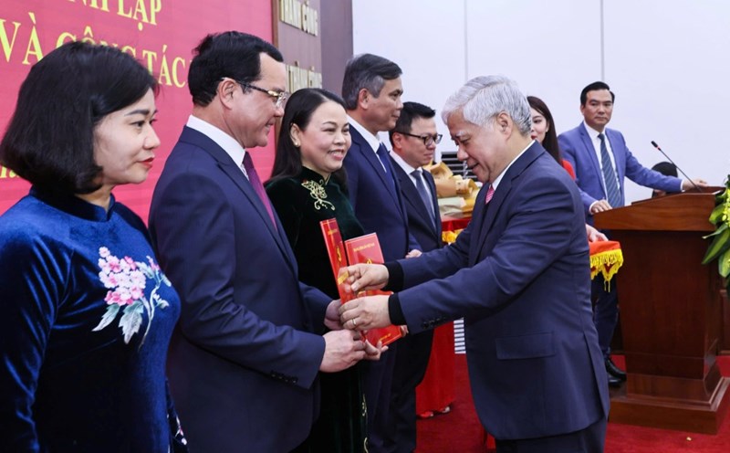 Member of the Politburo, Chairman of the Central Committee of the Vietnam Fatherland Front Do Van Chien presented the decision to establish the Party Committee of the Vietnam General Confederation of Labor to Mr. Nguyen Dinh Khang - Member of the Party Central Committee, Chairman of the Vietnam General Confederation of Labor. Photo: Pham Dong