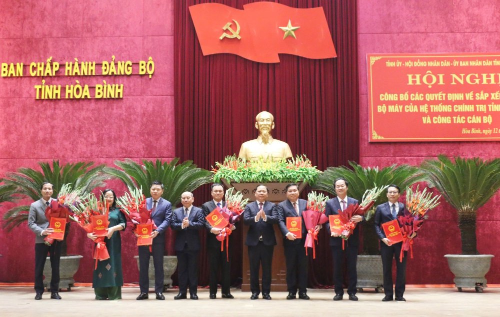 Provincial Party Secretary Nguyen Phi Long and Chairman of Hoa Binh Provincial People's Committee Bui Duc Hinh presented flowers and presented the Decisions to the appointed officials. Photo: Le Hue