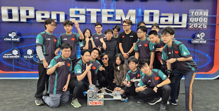 Greenams Robotics Team 24751 at Open Stem Day in Thanh Hoa. Photo: Gart
